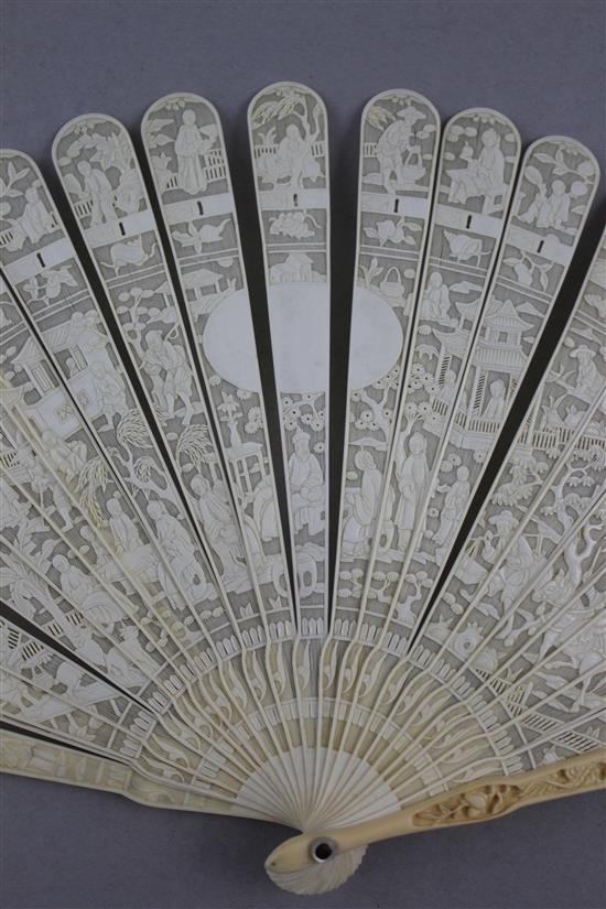 A Chinese export ivory brise fan, late 19th century, 19cm.